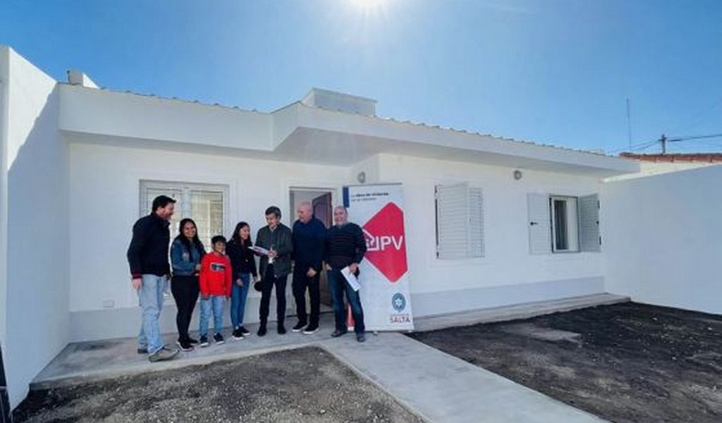 Familia afectada por un incendio recibió una vivienda nueva