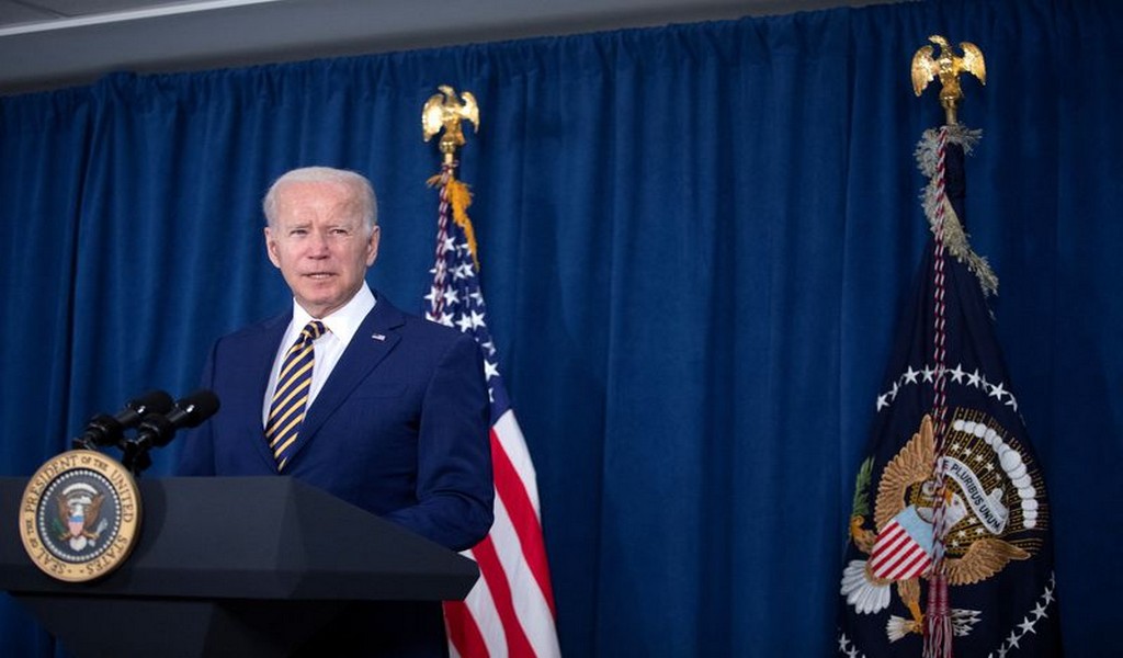 Biden, de camino a la cumbre, habla por teléfono con líder de la oposición venezolana