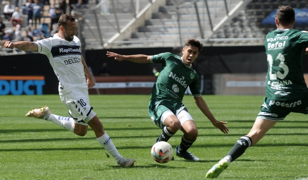 Gimnasia empató con Sarmiento en un partido polémico y no pudo alcanzar a Atlético Tucumán