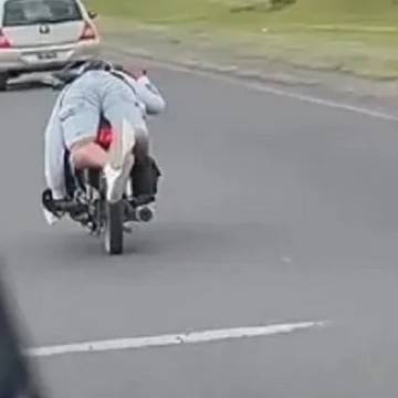 Buscan identificar al motociclista que manejaba acostado por Av. Bolivia