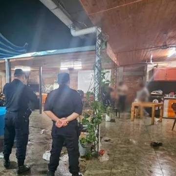 Clausuran fiesta clandestina con más de 40 personas y consumo ilegal de bebidas alcohólicas: Dos mujeres multadas