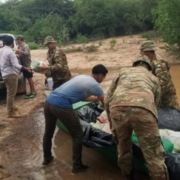 El Ejército Argentino asiste a los afectados por la crecida del río Bermejo en Salta