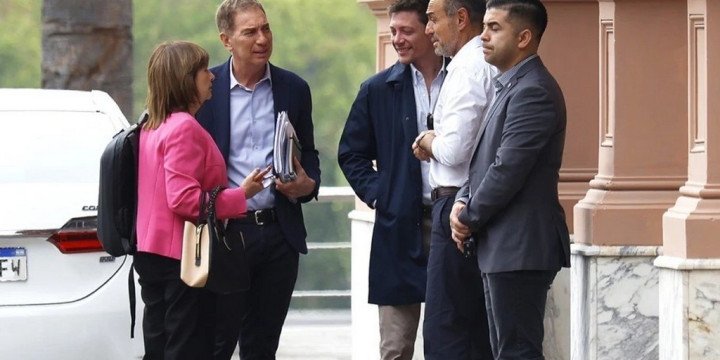 Crisis con los créditos hipotecarios / Ministros piden sacar a Adorni de la Jefatura