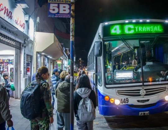 El comercio cuestiona con dureza a Saeta por los recortes: 
