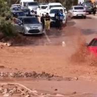 Ruta a Cafayate: Autos se abren paso entre el agua y el lodo