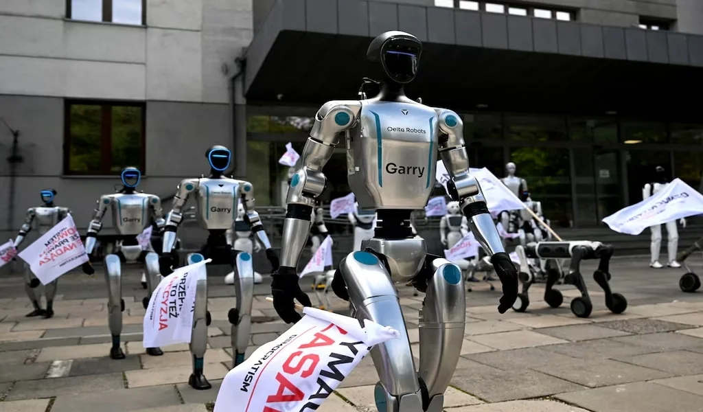 Robots en las calles de Varsovia: una protesta insólita contra el uso descontrolado de la inteligencia artificial