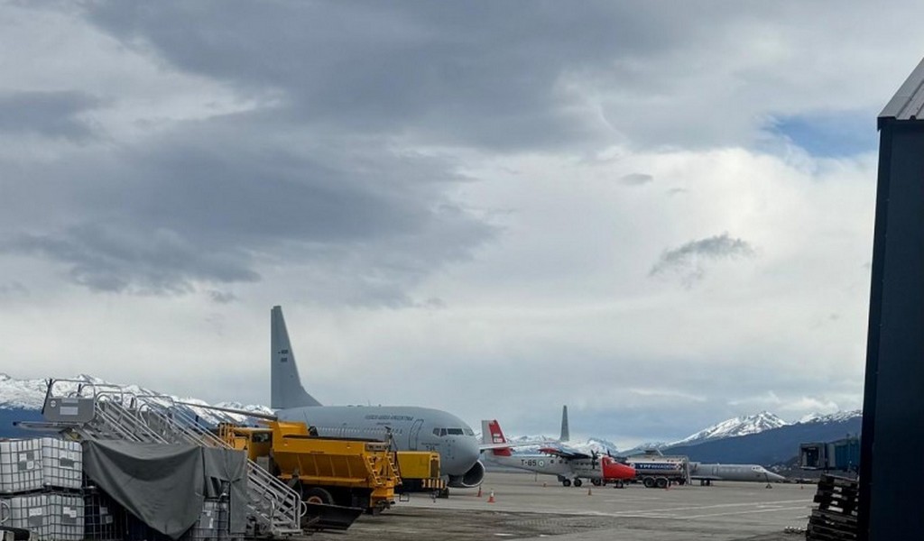 MILEI GASTO 300 MIL DOLARES en tres aviones para viajar a Ushuaia y no pudo hacer su caminata