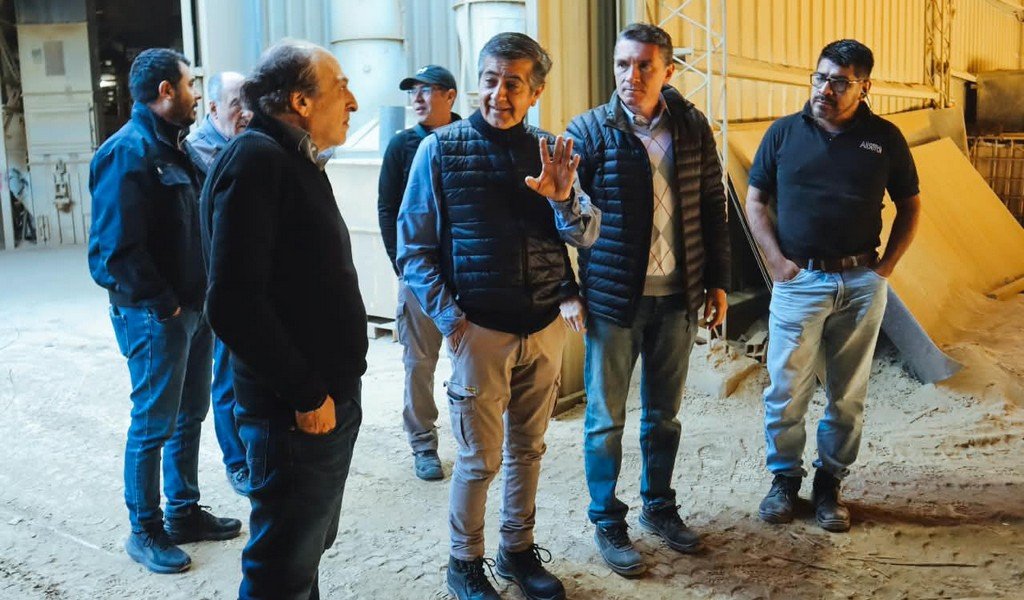 El secretario de Minería visitó una planta cerámica en el parque industrial
