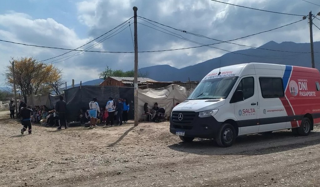 Importante labor del móvil del Registro Civil en el Asentamiento San Javier